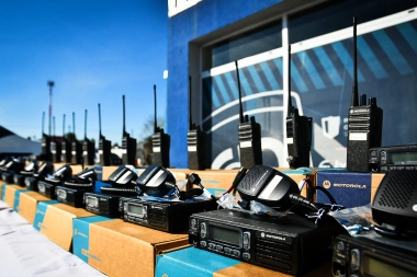 Un salto en seguridad: San Vicente presentó 50 nuevos equipos encriptados para proteger a los vecinos