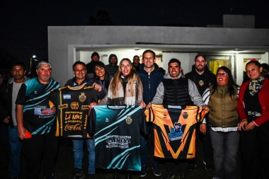 Gestión y deporte: San Vicente entregó indumentaria y anunció mejoras para el Club Real Domselaar