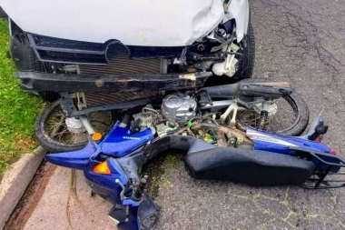 Motochorros asaltaron a una mujer, huyeron a toda velocidad y chocaron a dos cuadras