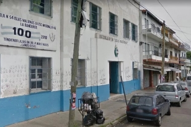 Escándalo en una escuela de Lanús: apuñalaron por la espalda a una alumna y separaron a la directora