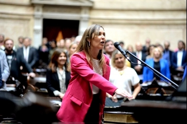 En medio de gritos: asumió Arricau, la bonaerense que reemplazará a Jimena López