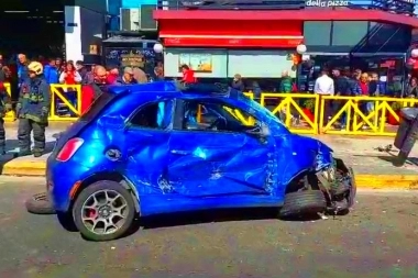 Video del momento: bomberos rescataron a una mujer luego de un violento choque entre auto y colectivo