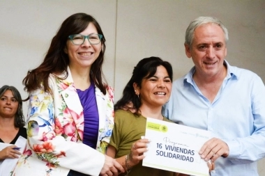 Batakis se reunió con Gastón y entregaron 16 viviendas para vecinos de Chascomús