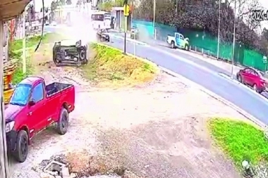 Triple choque y vuelco: un móvil del Comando de Patrullas impactó a dos camionetas en la ruta