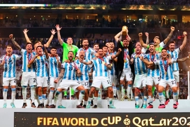 A qué hora llegan los jugadores con la Copa del Mundo a Argentina