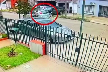 ¡Barrilete cósmico! Con muñeca y velocidad eludió el auto de los ladrones, otro dejó un tendal a la carrera