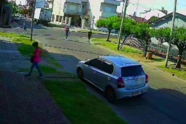 Una conductora llegó a la casa de la madre y fue la primera víctima de un tremendo raid delictivo