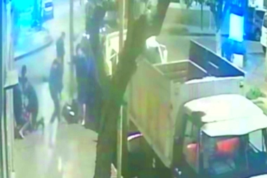 Una banda de "pirañas" le bajó los pantalones y le robó la camioneta