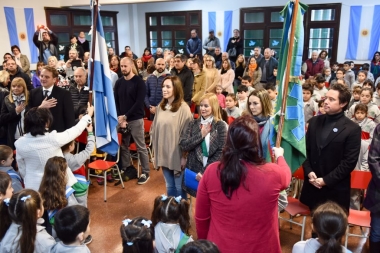 Tras el paro docente, Vidal encabezó la jura de bandera en escuela de Ramos Mejía