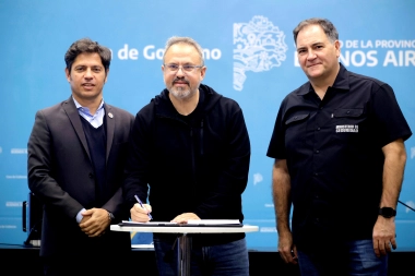 Insólita actitud de Valenzuela: pidió motosierra, fue a recibir patrulleros junto a Kicillof, se hizo el enojado y se fue