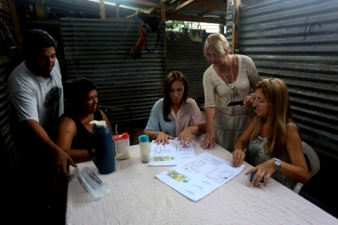Vidal recorrió barrios y se reunió con vecinos de Escobar y Pilar para “escuchar sus inquietudes"