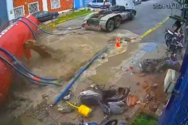 Camión atmosférico que tuvo un desperfecto mecánico, chocó, volcó y derramó la carga