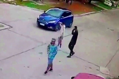 Una pareja de violentos la tomó del cuello, la sacó por la fuerza y le robó la camioneta