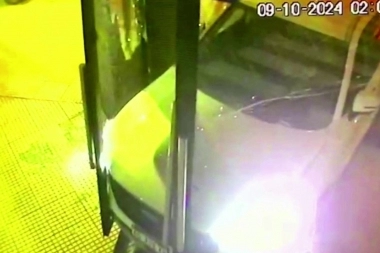 A tres cuadras de la comisaría: destrozaron el Blindex de una concesionaria y robaron una camioneta