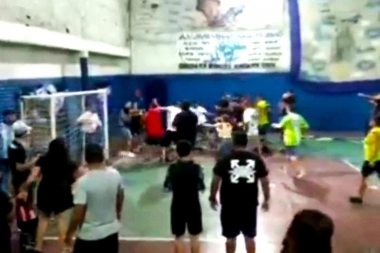 Padres ejemplares: durante un partido de fútbol infantil se mataron a trompadas