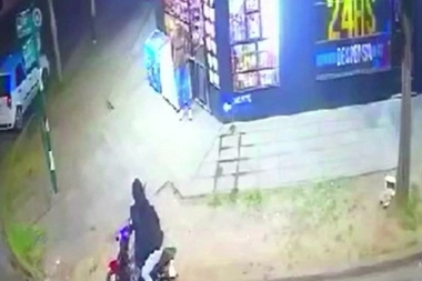 Inseguridad en Merlo: una pareja de motochorros asaltó a un cliente en la puerta de un kiosco