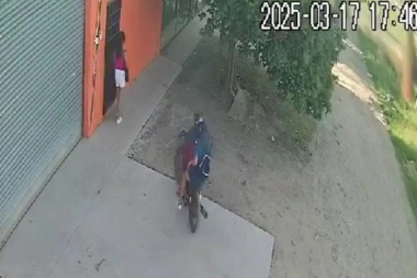 Inseguridad en Merlo: motochorros persiguieron a una mujer por la acera y le arrebataron las pertenencias