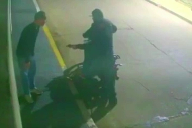 En Merlo y con innecesarios culatazos en la cabeza, motochorros asaltaron a un joven