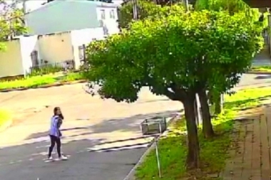 Motochorros salvajes arrastraron y apalearon a una mujer que se resistió al robo de la cartera