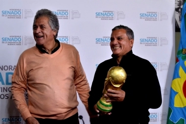 Emotivo homenaje: los Campeones del Mundo del 78 y del 86 visitaron el Senado bonaerense