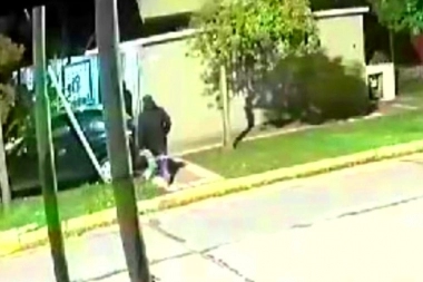 Trompadas y patadas: una mujer recibió una brutal golpiza cuando le robaron el auto