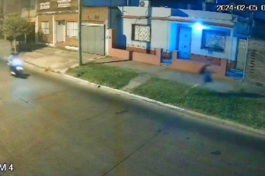 Amenazas, corridas y culatazos: motochorros atacaron a vecinos que esperaban un ómnibus en el Conurbano