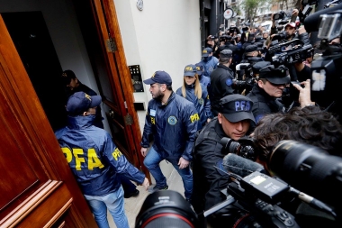 Misterio sobre "sustancias tóxicas" dejadas en el departamento de Cristina tras los allanamientos