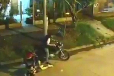 Más inseguridad en Merlo: motoquero se distrajo con el teléfono y le robaron el vehículo con una pistola en la cabeza