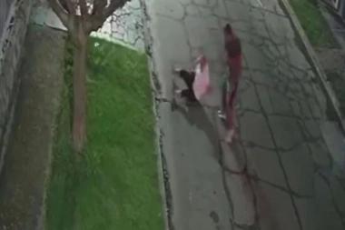 Asalto en Merlo: la arrastró por el pavimento, la golpeó y le robó la cartera