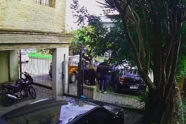 Interesados en comprar un auto fueron víctimas de un robo al voleo y la mujer recibió un culatazo en la cara