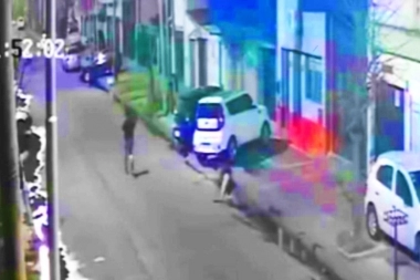 Feroz ataque de motochorros en Lanús: una mujer fue ahorcada, golpeada y arrastrada por el pavimento