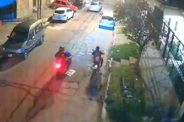 Video del ataque: le intentaron robar la moto, la abandonó sin llaves y escapó a la carrera