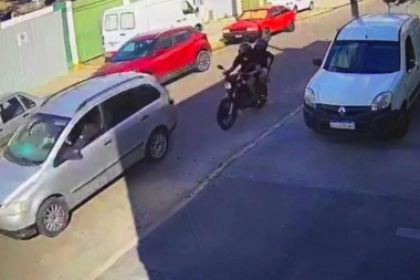 Encañonados y cuerpo a tierra: motochorros les robaron la 4x4 cuando llegaron a la vivienda