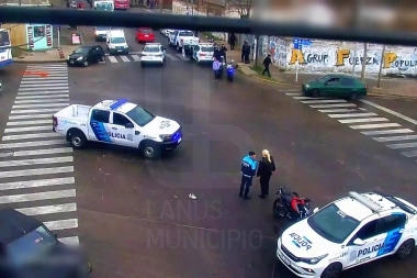 Perseguido por la policía, presunto ladrón saltó un patrullero cuando se cayó de la moto