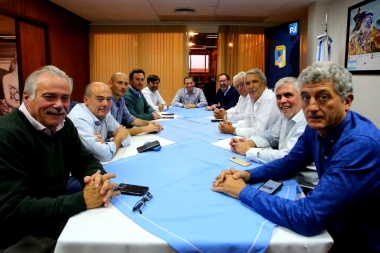 Intendentes peronistas del Interior piden reunirse con Máximo para empezar a discutir las listas