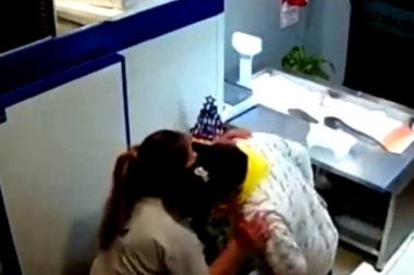Indignante: robó una pescadería en Ezpeleta y antes de huir se disculpó y besó a la empleada