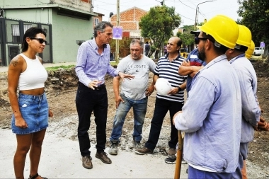 Katopodis se reunió con Mayra Mendoza y recorrieron obras de pavimentación en Solano