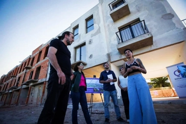Mayra Mendoza se mostró con Batakis y recorrieron una obra de 28 viviendas en Quilmes Oeste