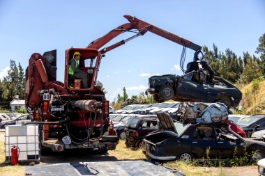 Para reducir el riesgo ambiental, el Municipio de San Isidro compactó más de 1300 vehículos abandonados