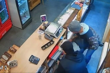 Con una escopeta de doble cañón, amenazó a los empleados y asaltó una panadería