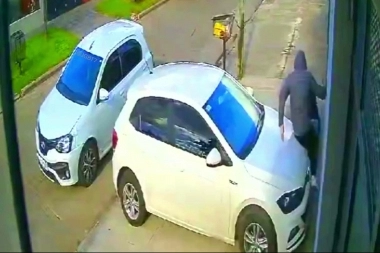 Conurbano inseguro: descendió del vehículo y fue víctima de un violento asalto