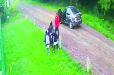 Inseguridad en Moreno: niños iban al colegio y la madre los protegió durante un asalto callejero
