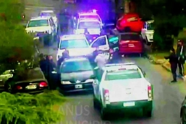 Buscados por otros escruches, cayeron cuando intentaban ingresar en una casa "sin invitación"