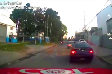 Un vecino comprometido denunció a tres sujetos que se movilizaban en un Alfa Romeo y exhibían armas de fuego