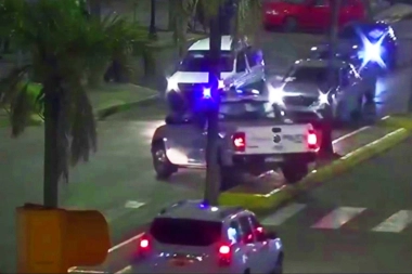 Robó un auto en una casa, lo persiguió la policía y se arrojó al pavimento tras un violento choque