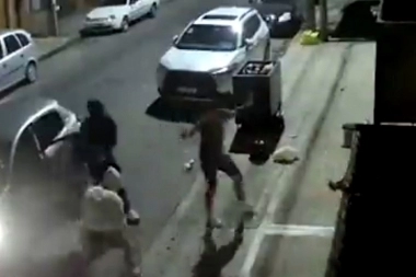 Amenazas, pistolas y un nene, en medio de un robo de auto cerca de la Villa Carlos Gardel