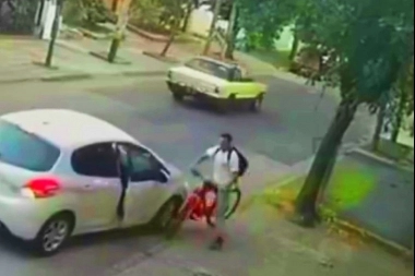 Amanecer violento: cuatro delincuentes en dos autos, chocaron y balearon a un ciclista por el teléfono celular