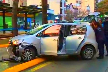 Dos menores escapaban de la policía, chocaron con el metrobus y terminaron aprehendidos