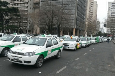 Taxistas convocan a marchar a la Legislatura contra desembarco de UBER en Provincia