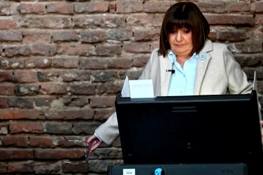 Lo mejor de las PASO: Cristina “pispeó” un celular, Milei se olvidó el DNI y Bullrich tuvo problemas
